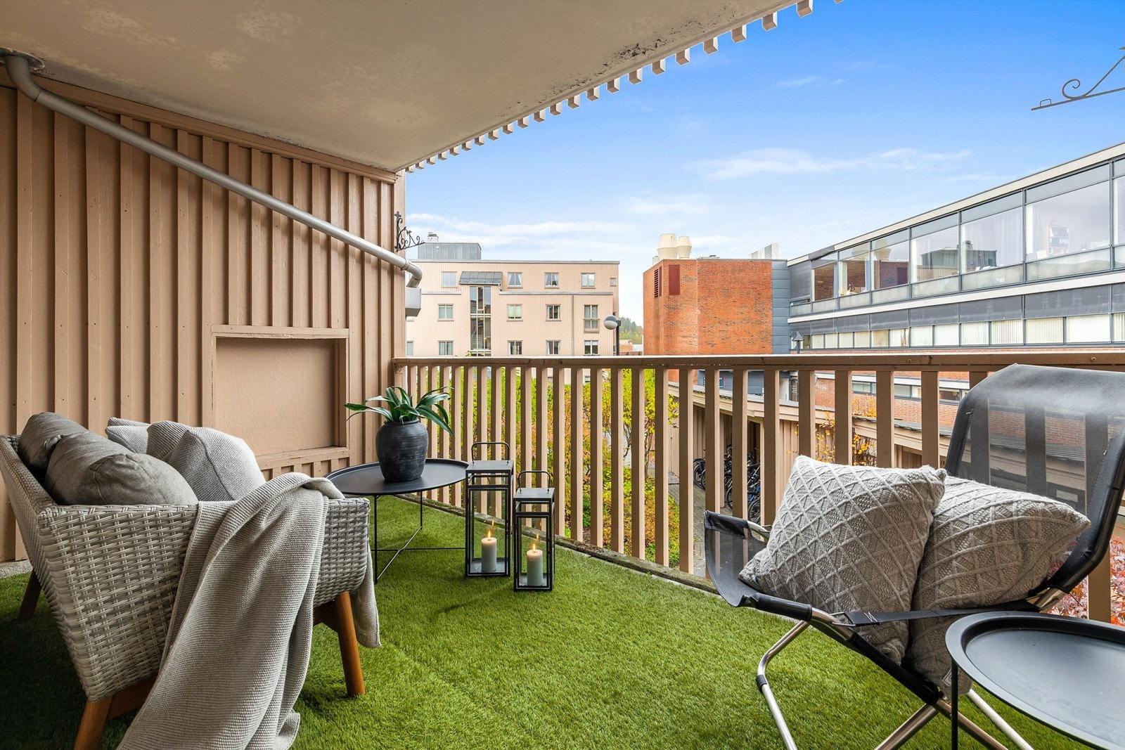 Velkommen til en luftig og gjennomgående 3-roms leilighet i byggets 2. etasje, med en attraktiv og urban beliggenhet i umiddelbar nærhet til Trekanten kjøpesenter og alt Asker sentrum har å by på. Galleribilde