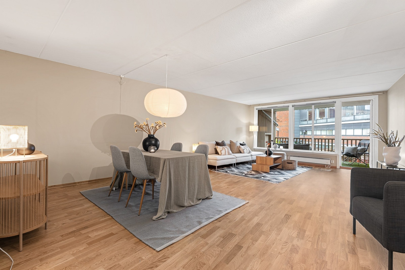 Velkommen til Knud Askers Vei 18E, presentert av Pojan Eskandari i Krogsveen. Galleribilde