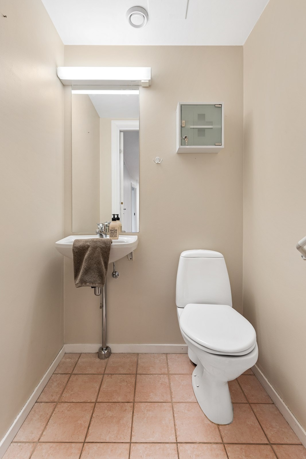 Flislagt gulv med gulvvarme. Vegg- og himlingsflater med malte flater. Galleribilde