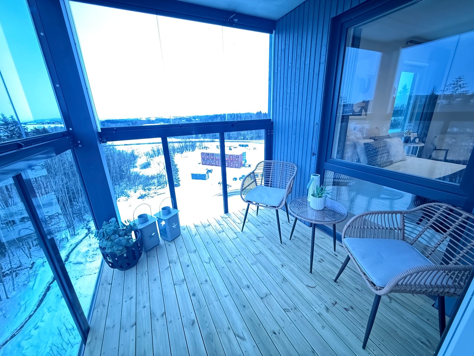 STOR BALKONG MED UTSIKT Galleribilde