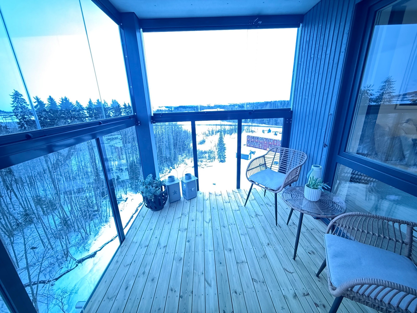 STOR BALKONG MED UTSIKT Galleribilde