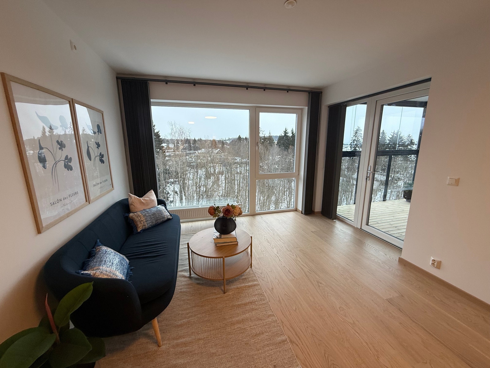 STUE MED FLERE STORE VINDUSFLATER Galleribilde