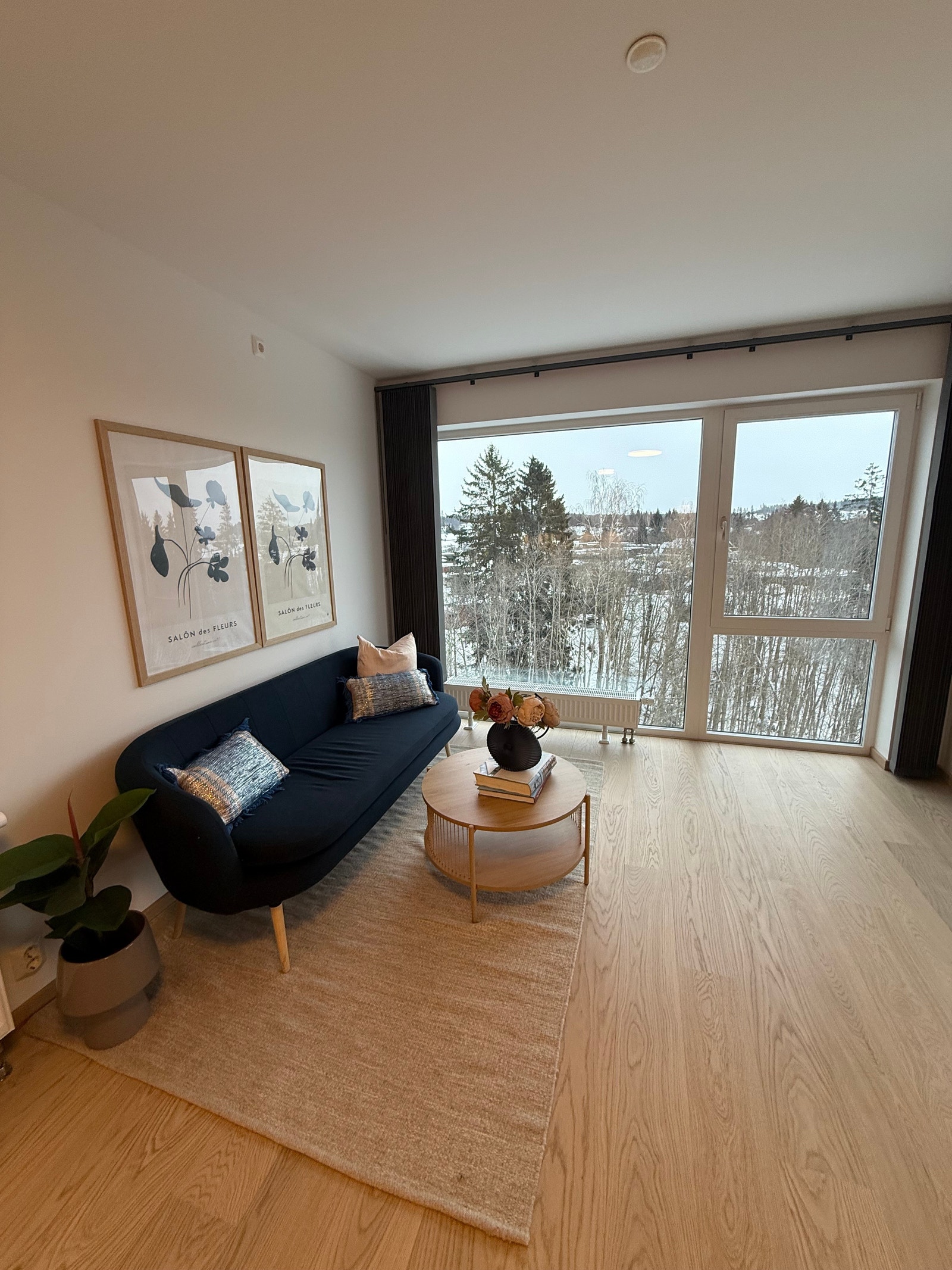 STOR LYS STUE MED PLASS TIL ALLE MØBLER Galleribilde