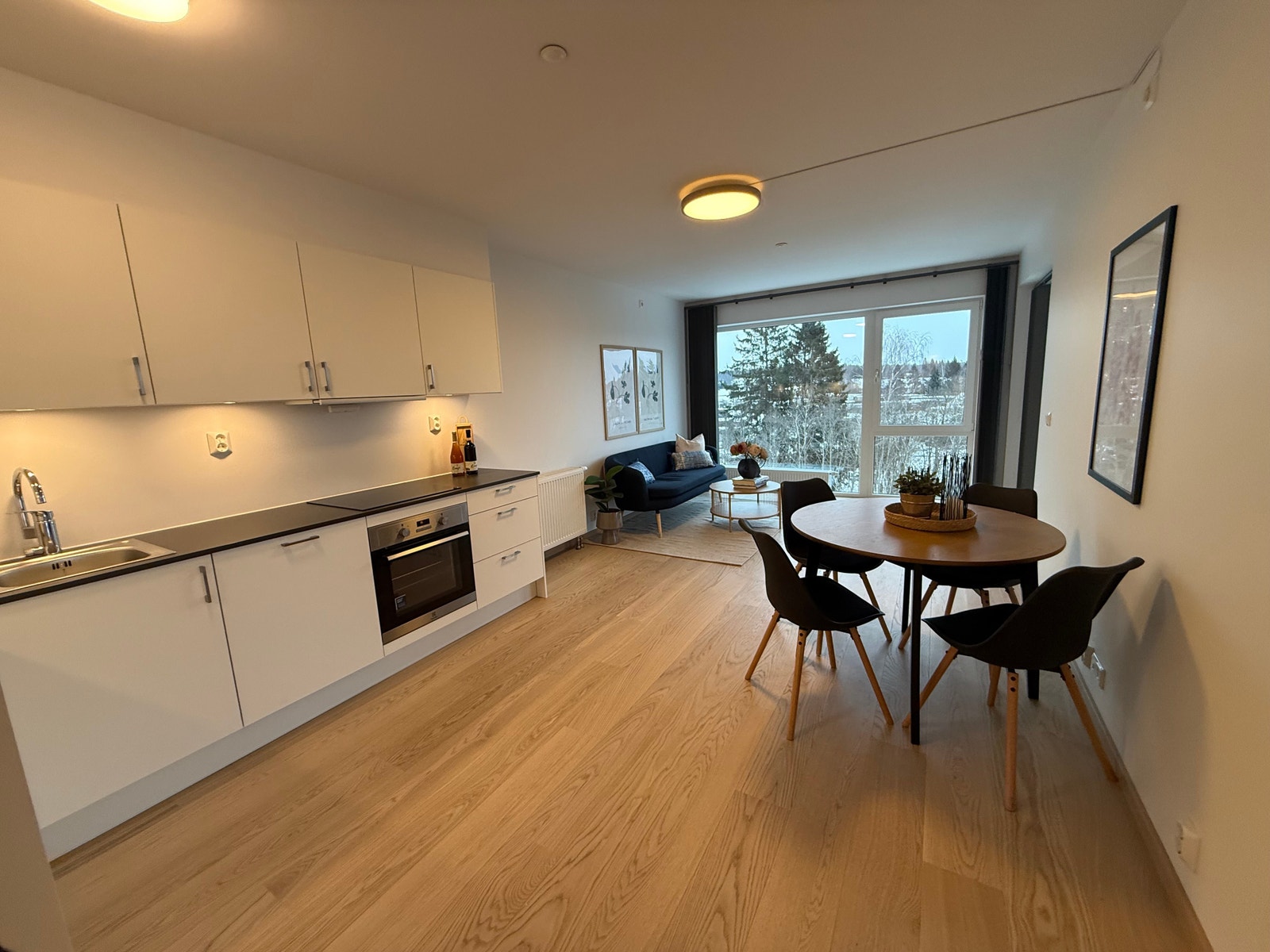 KJØKKEN MED PLASS TIL SPISEBORD Galleribilde