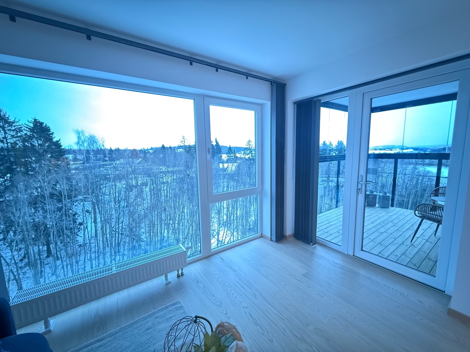 STOR BALKONG MED UTSIKT Galleribilde