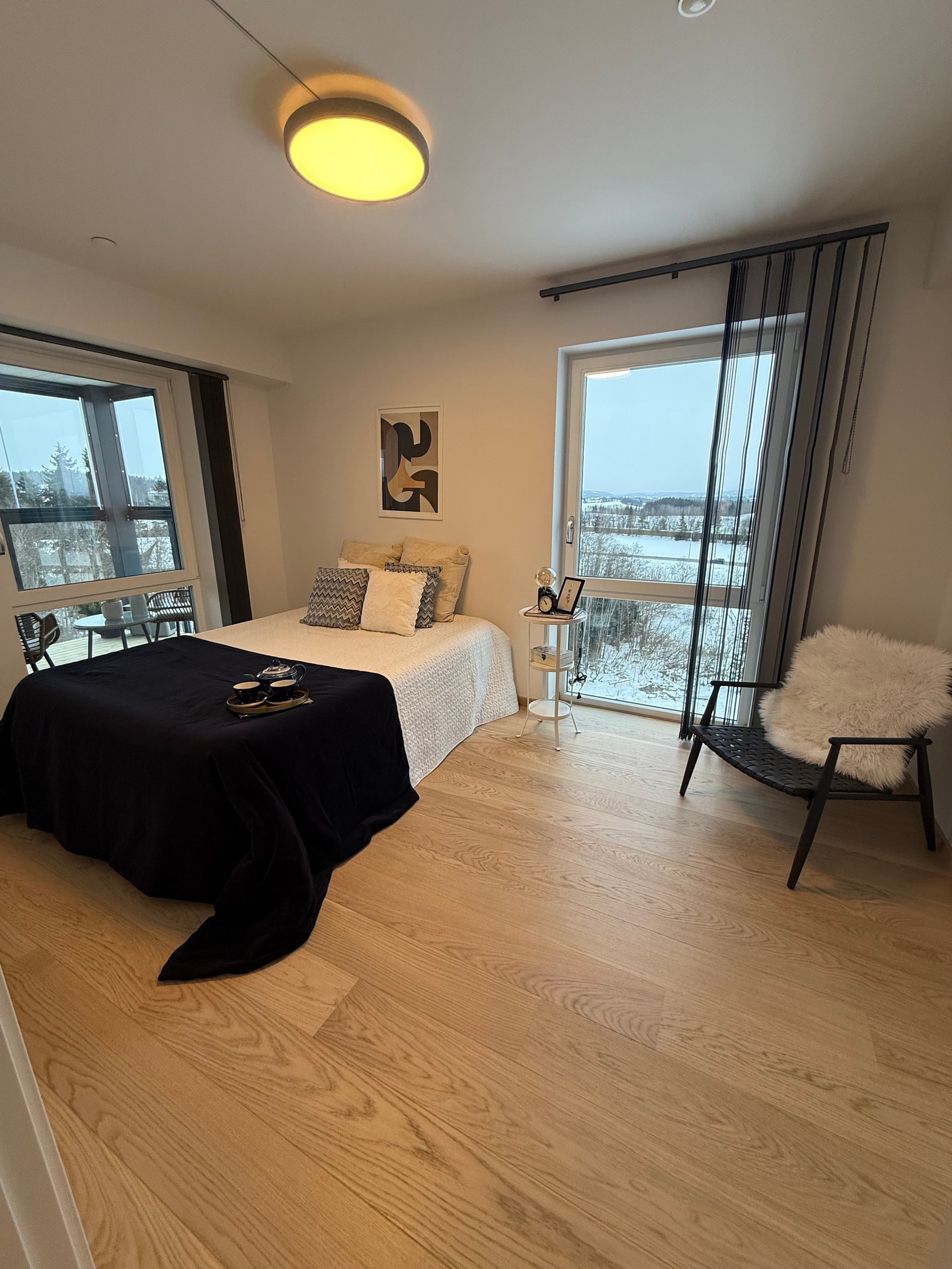 STOR LYS SOVEROM 1 MED MASSE GARDEROBEPLASS Galleribilde