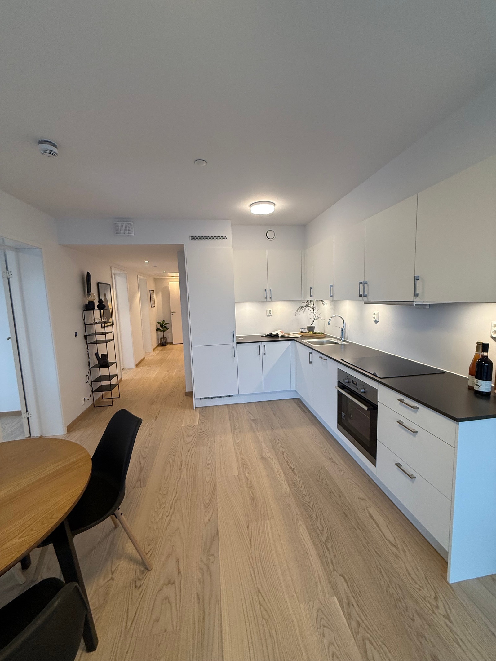 KJØKKEN MED ALLE HVITEVARER Galleribilde