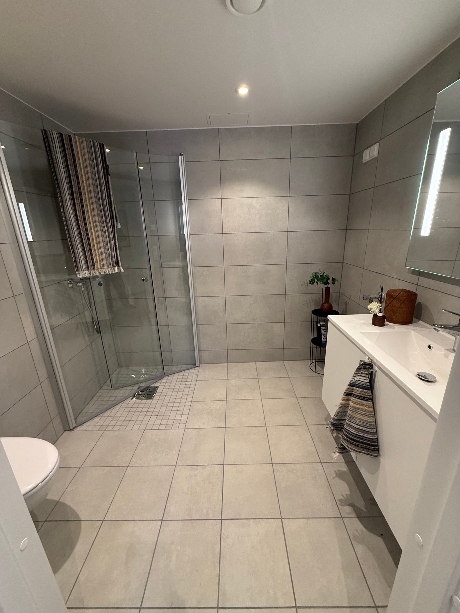 NY LYS OG LEKKER BAD MED PLASS TIL VASKEMASKIN Galleribilde