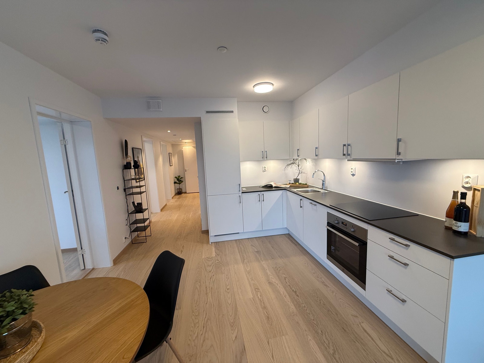 KJØKKEN MED ALLE HVITEVARER Galleribilde