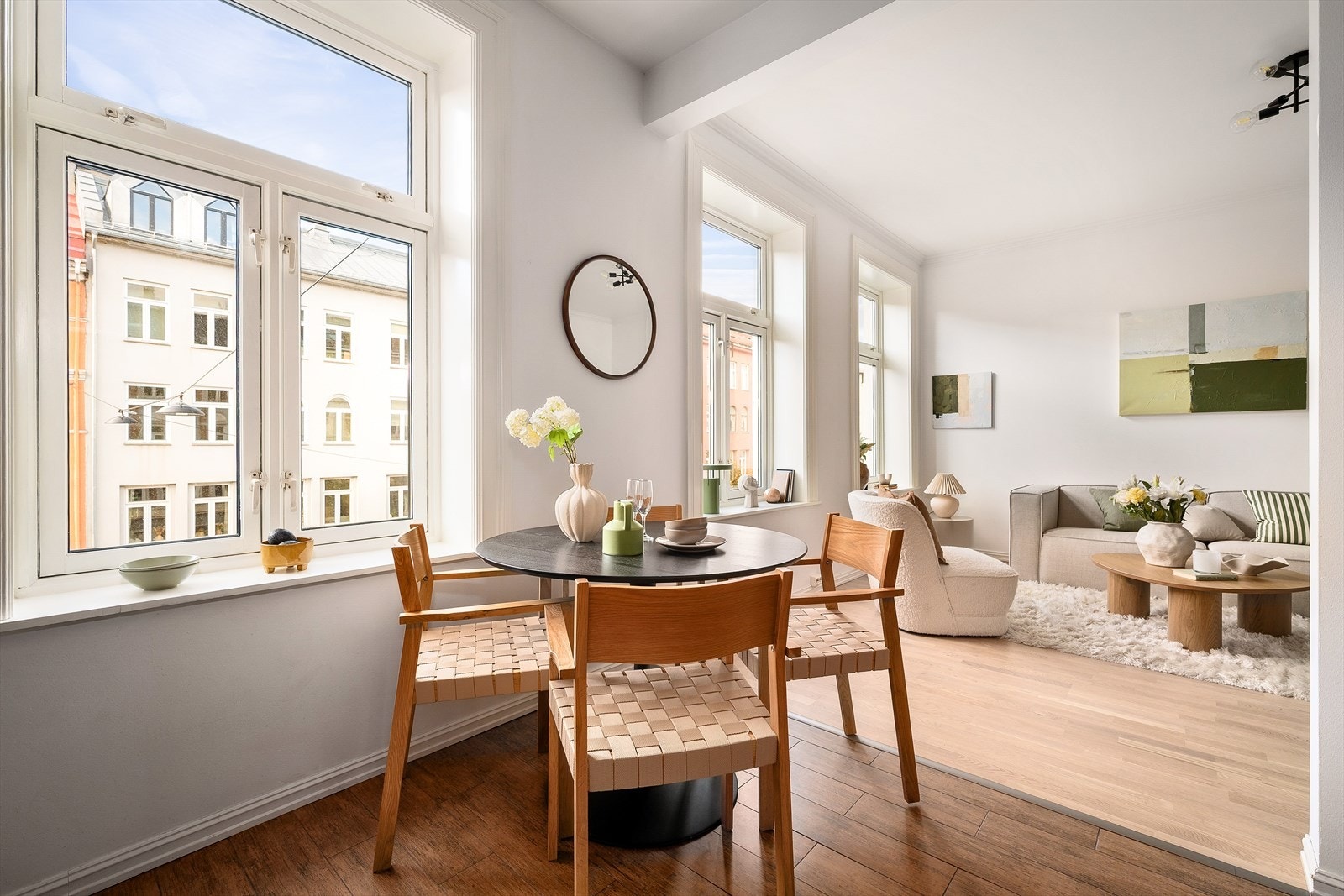I tilknytning til kjøkkenet er det en naturlig plass for et spisebord ved vinduet. Galleribilde