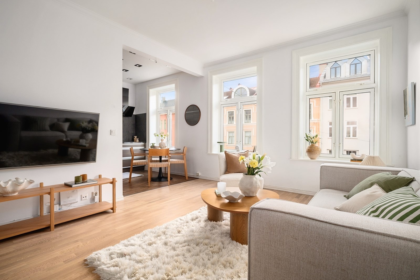 Den åpne løsningen mot kjøkkenet skaper en sosial og innbydende sone. Galleribilde