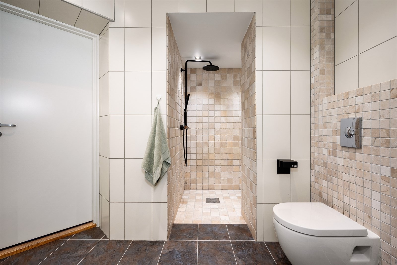 Selger opplyser om at servant, servantbatteri, speil, dusjarmatur og wc er byttet i oktober 2025. Galleribilde