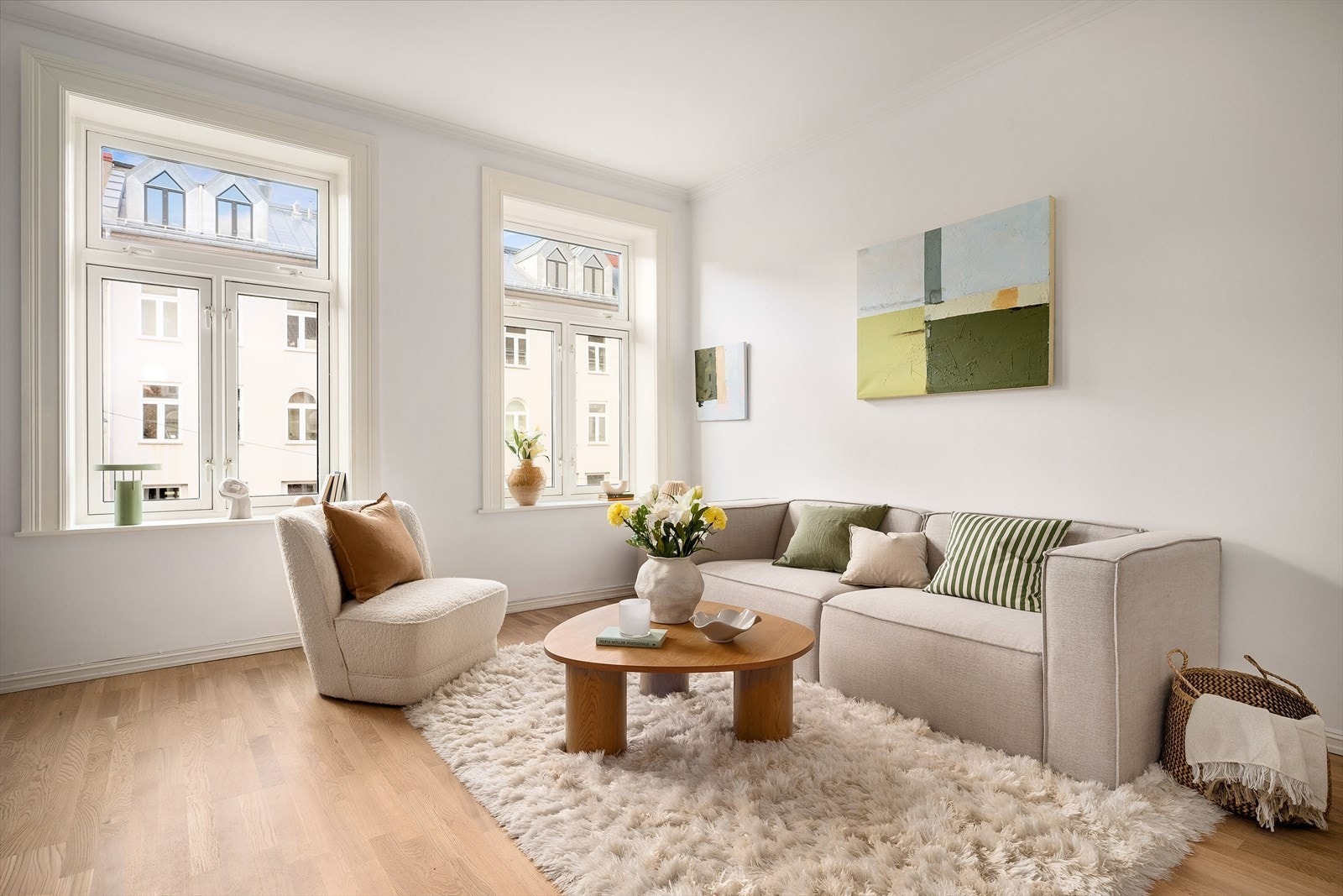 Den generøse takhøyden på 2,82 meter gir sammen med store vindusflater en luftig atmosfære. Galleribilde