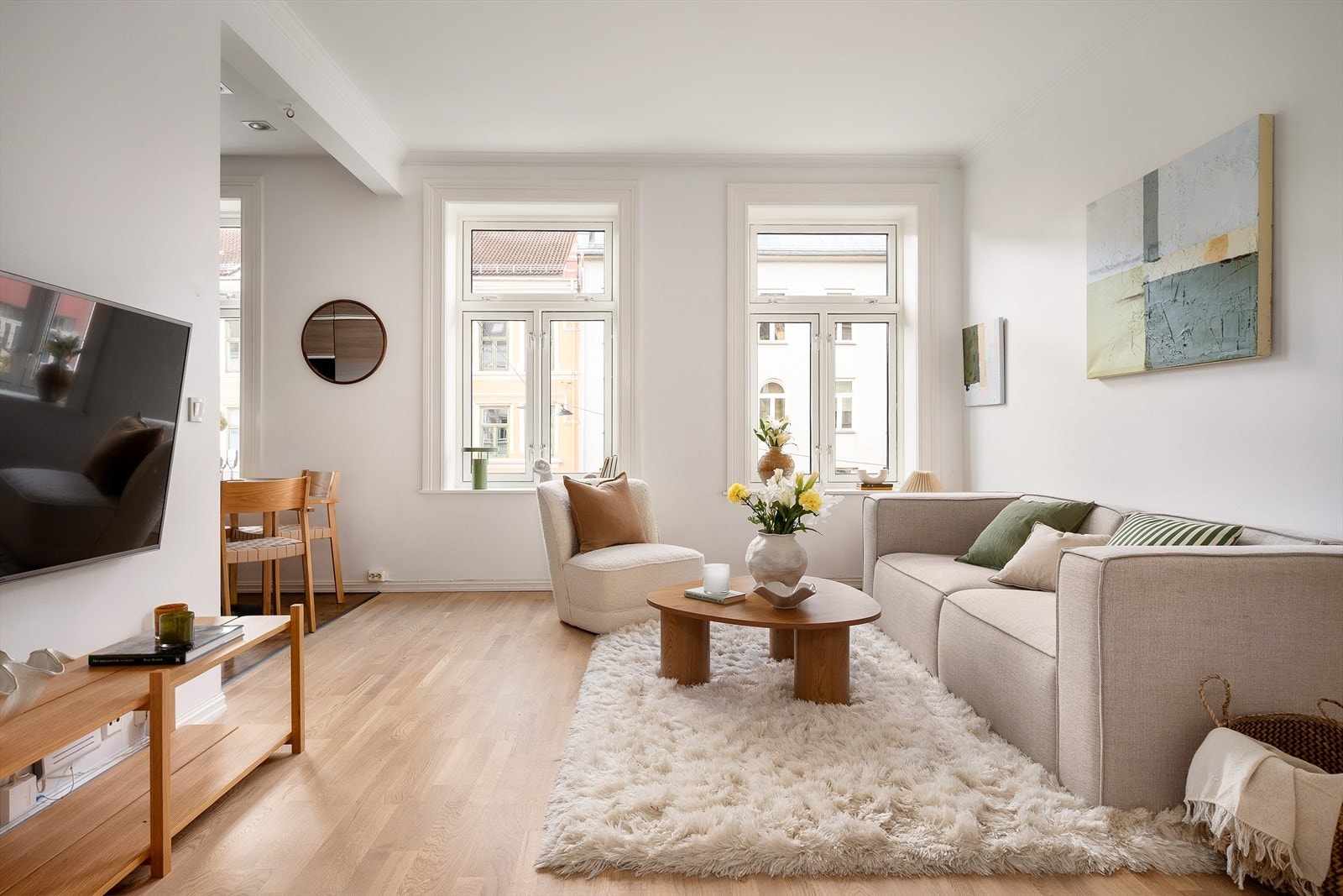 Stuen har god plass til sofagruppe og mediemøbler. Galleribilde