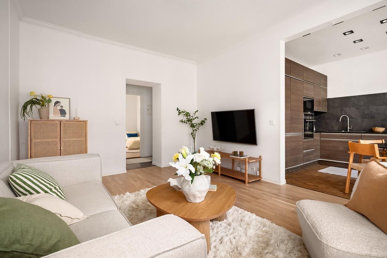 Her får du stilrene overflater, generøs takhøyde og store vindusflater. Galleribilde