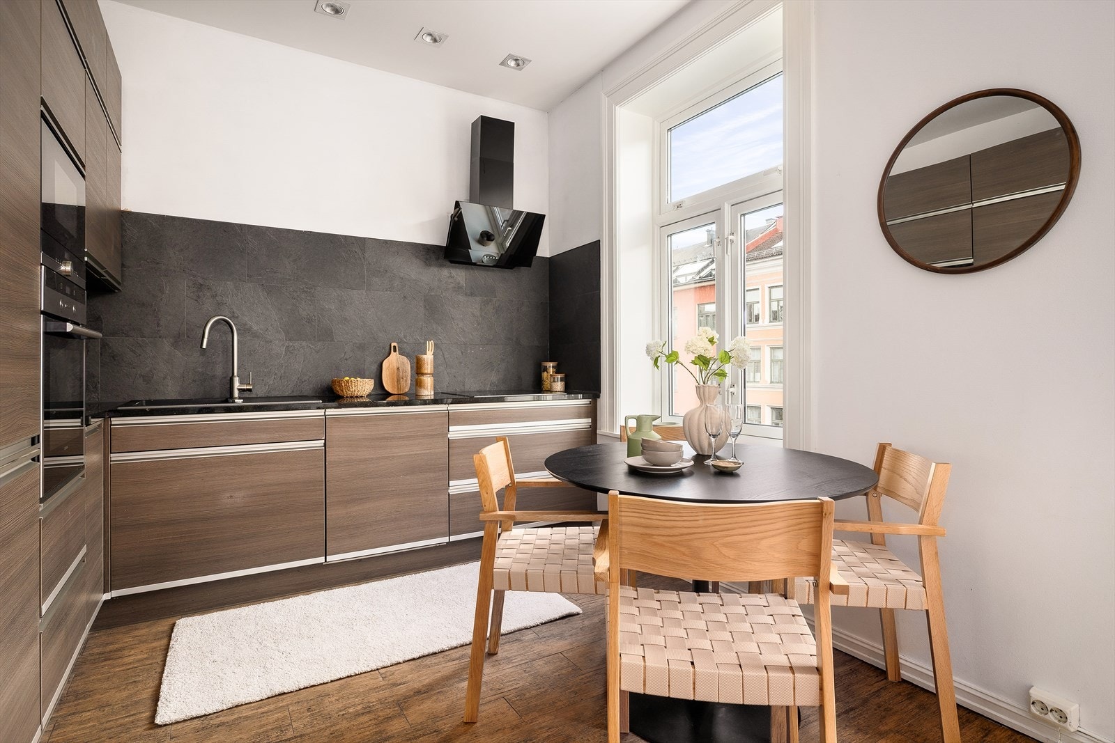 Kjøkkenet har integrerte hvitevarer som kjøleskap, fryseskap, oppvaskmaskin, platetopp, micro og stekeovn. Galleribilde