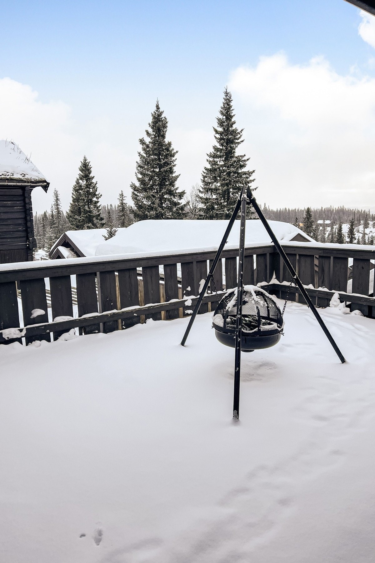 Terrasse ut fra entre i 1 etasje, denne er på ca. 29 kvm. Her har du god plass til utemøbler. Galleribilde