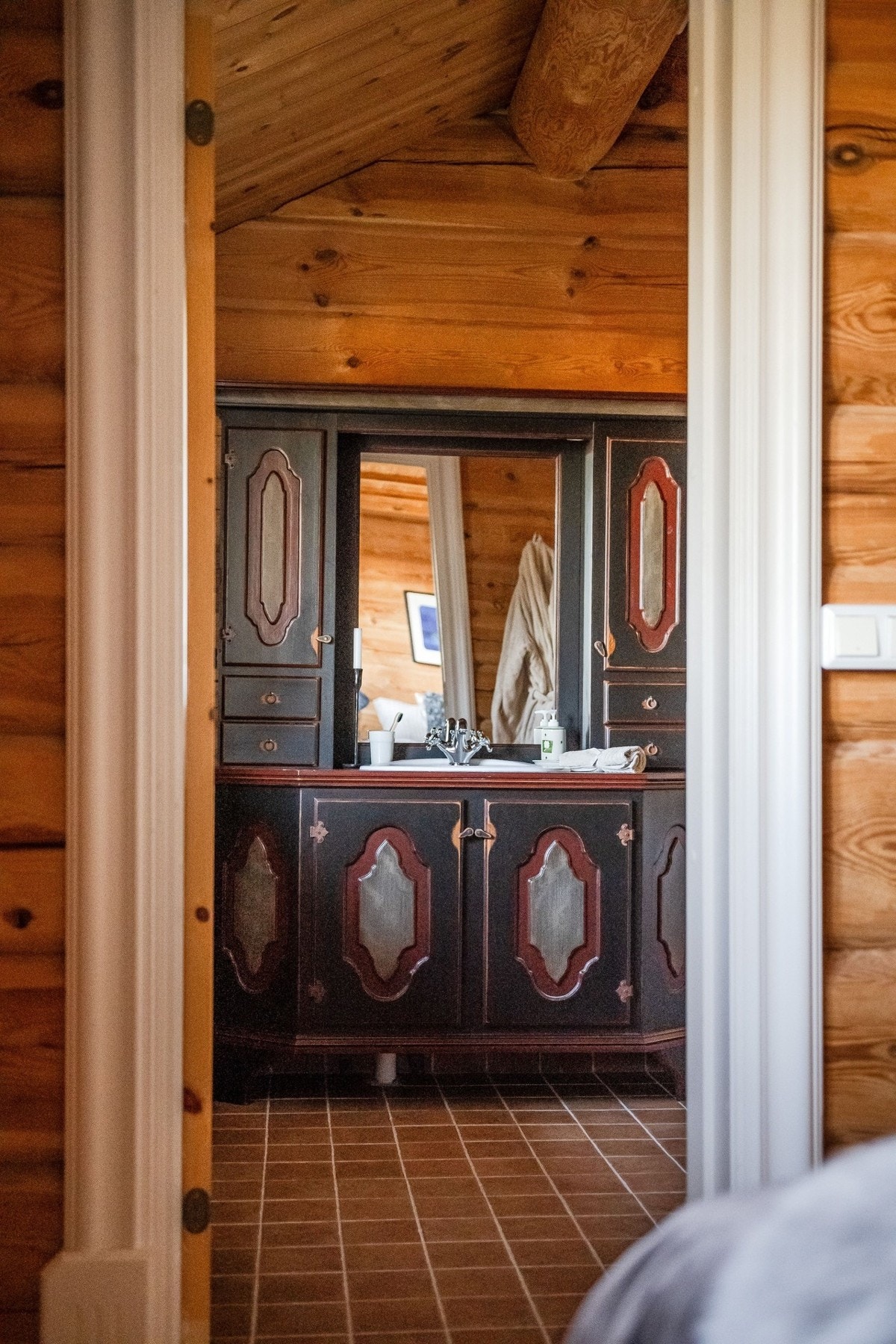 Fra soverommet er det direkte inngang til hovedbadet. Galleribilde