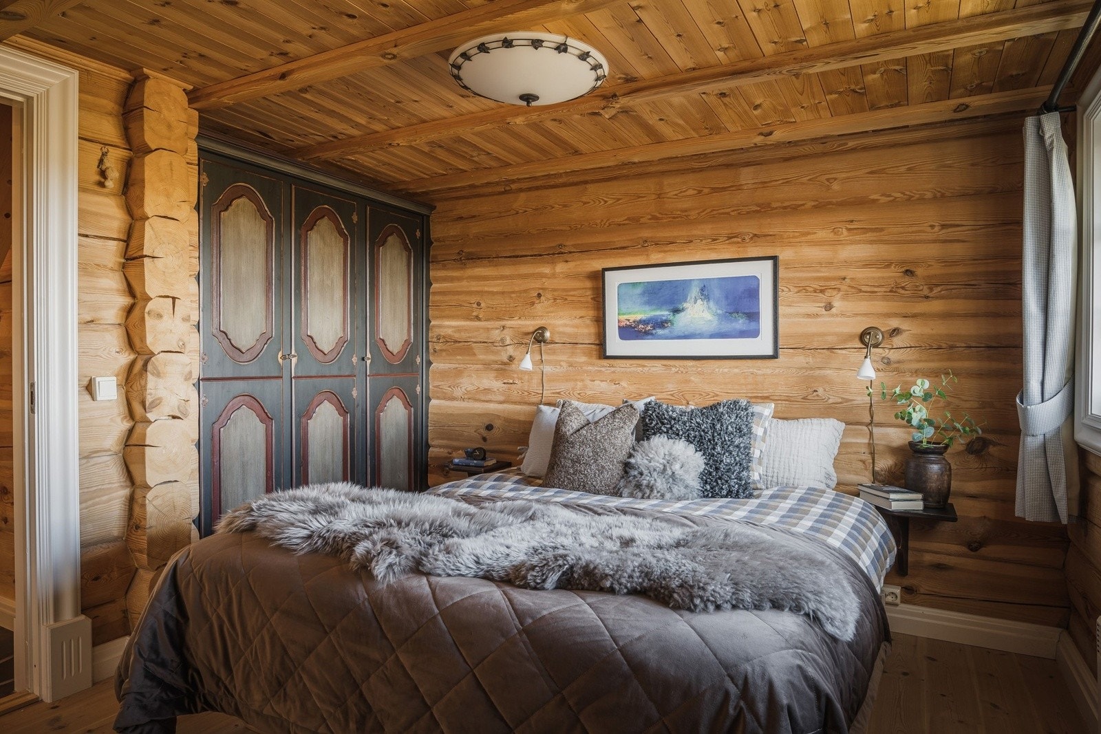 Hovedsoverommet er romslig og har god plass til dobbeltseng. Galleribilde