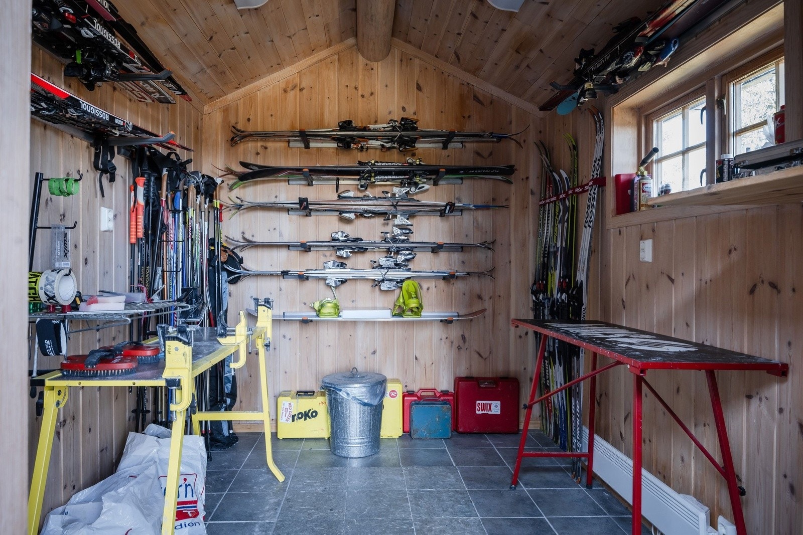 Hytta har en egen romslig skibod. Galleribilde