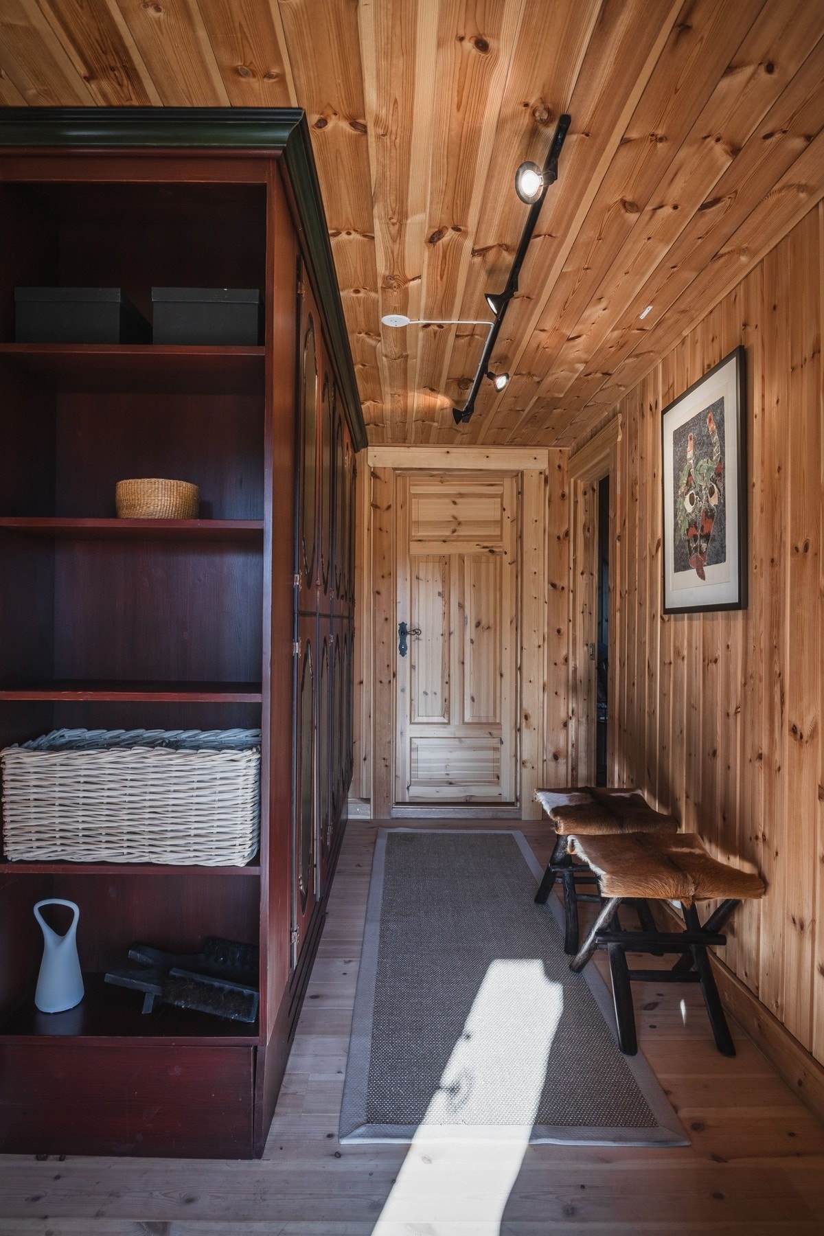 Entréen i annekset er lys og trivelig med plass til å henge fra seg yttertøy. Galleribilde