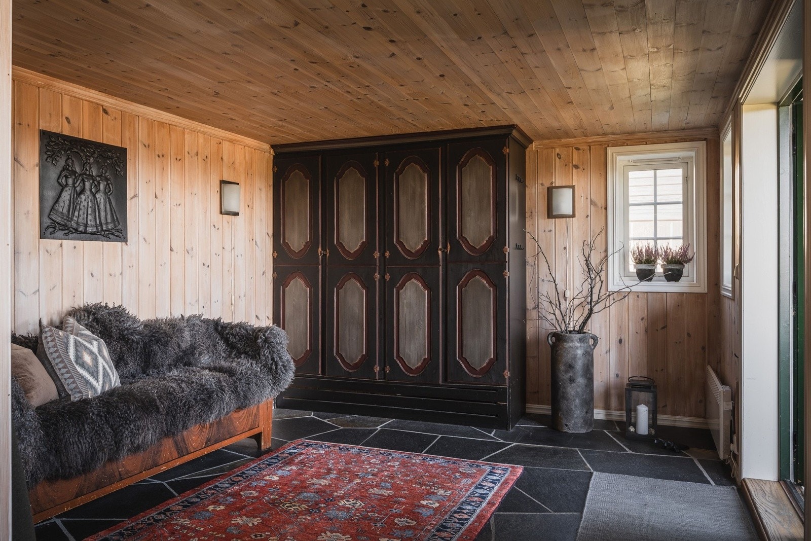 Romslig og innbydende inngangsparti med god plass til å henge/sette fra seg yttertøy og sko. Galleribilde