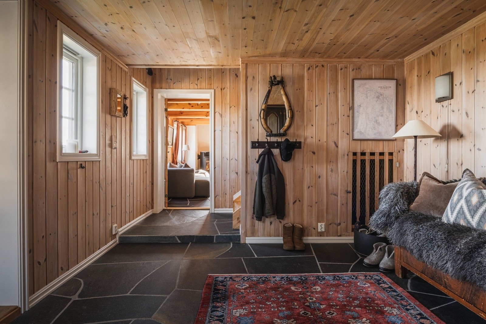 Fra entreen kan du ta trappen opp i hovedetasjen, det er også direkte ankomst inn til tv-stuen. Galleribilde