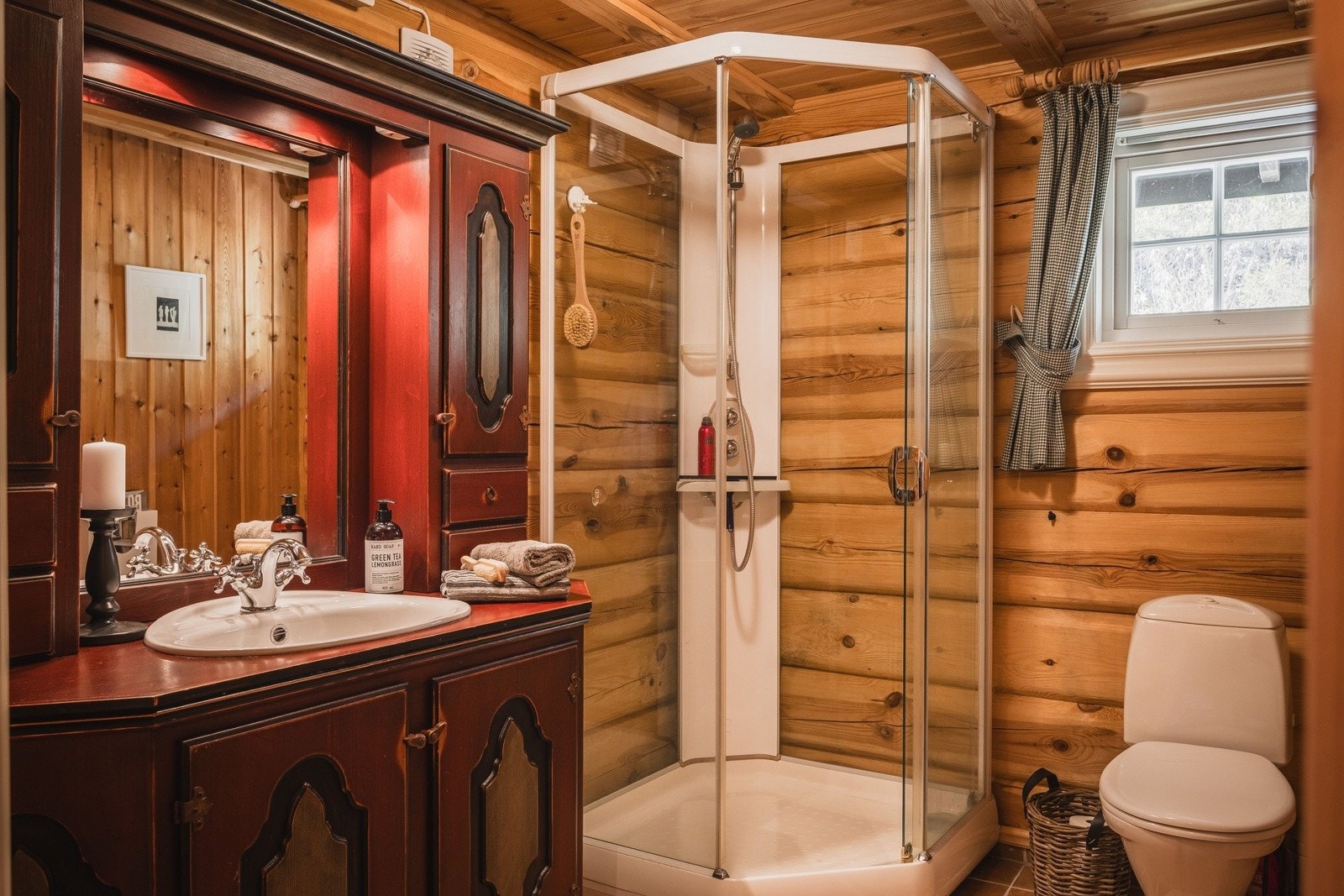 Etasjens 2. bad er også et delikat og flott bad med dusj og wc. Galleribilde