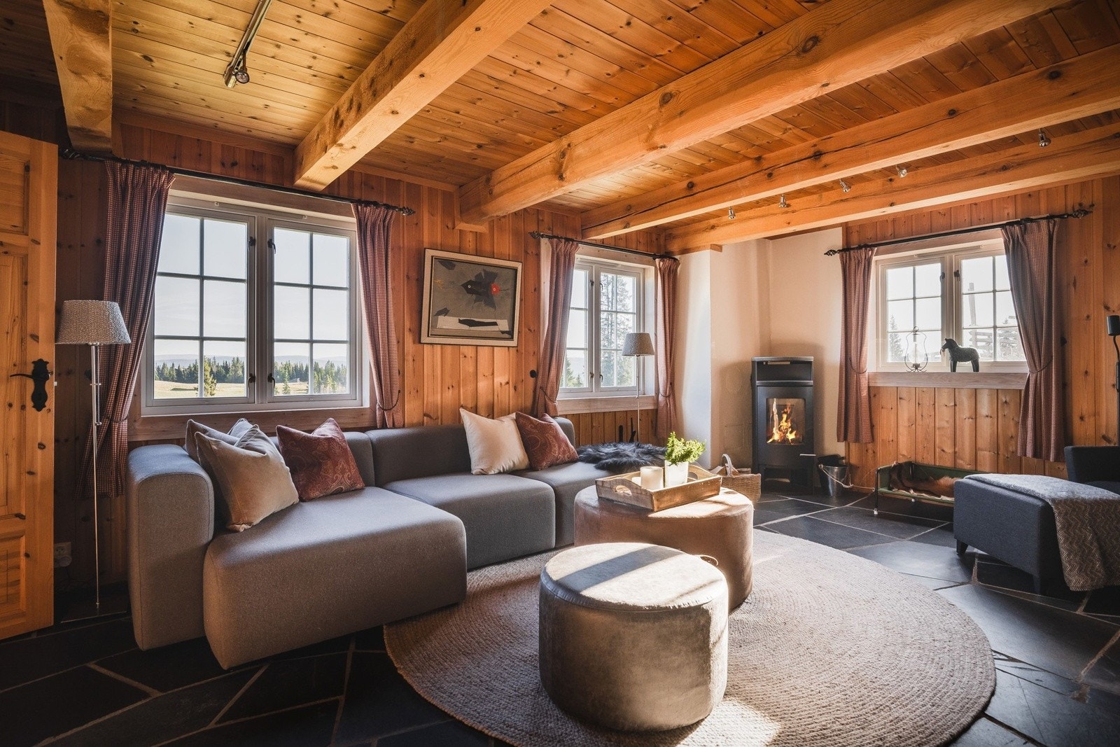 Her er det plass til både sofakrok og spiseplass. Galleribilde