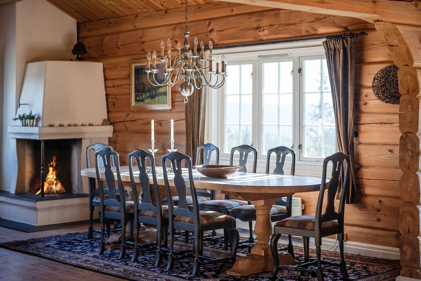 Det er god plass til stor spisegruppe, så her kan det dekkes på til mange. Galleribilde