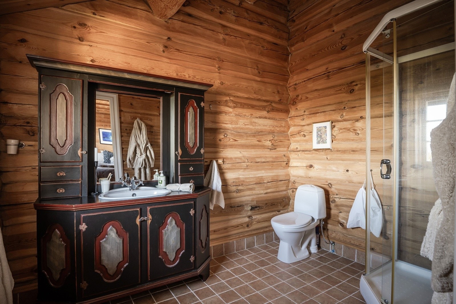 Hovedbadet er fint innredet med dusj og wc. Galleribilde