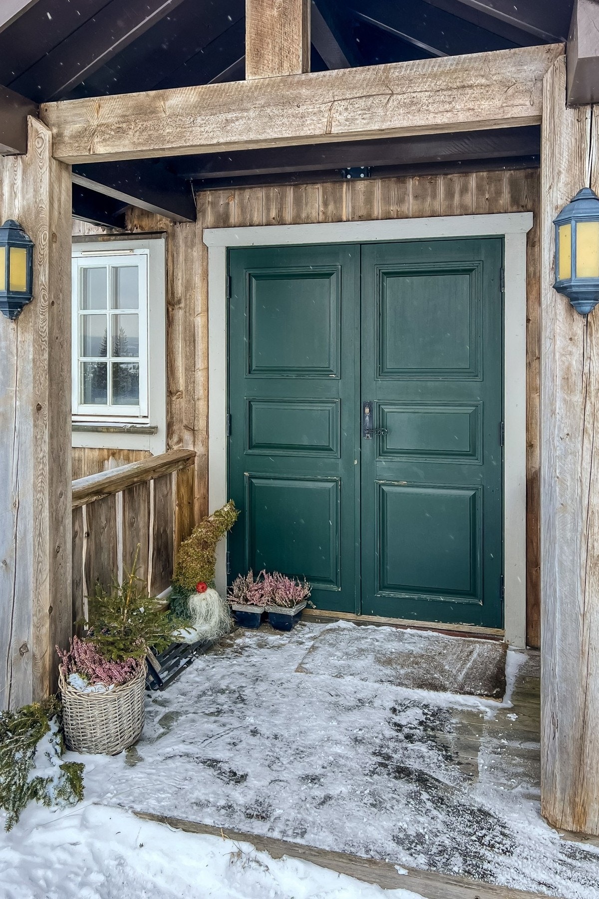 Hyttas hovedinngang. Galleribilde