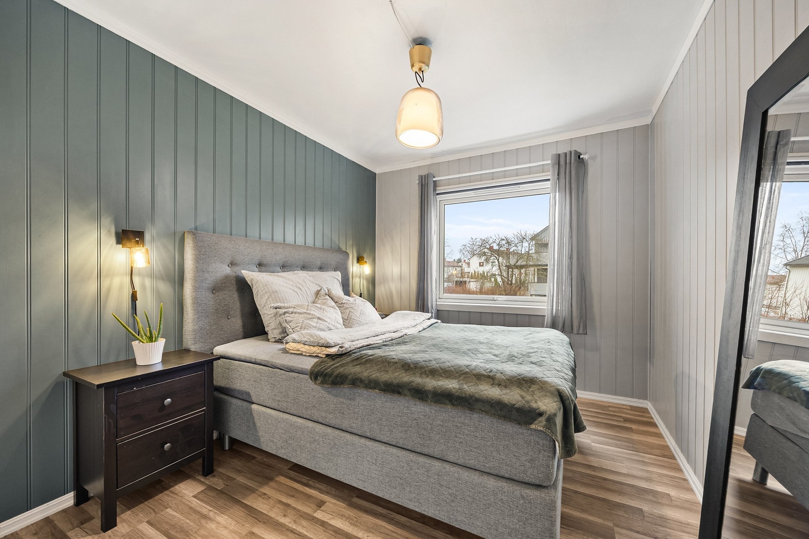 Hyggelig soverom av god størrelse. Rommet er malt i behagelig soveromsfarger Galleribilde