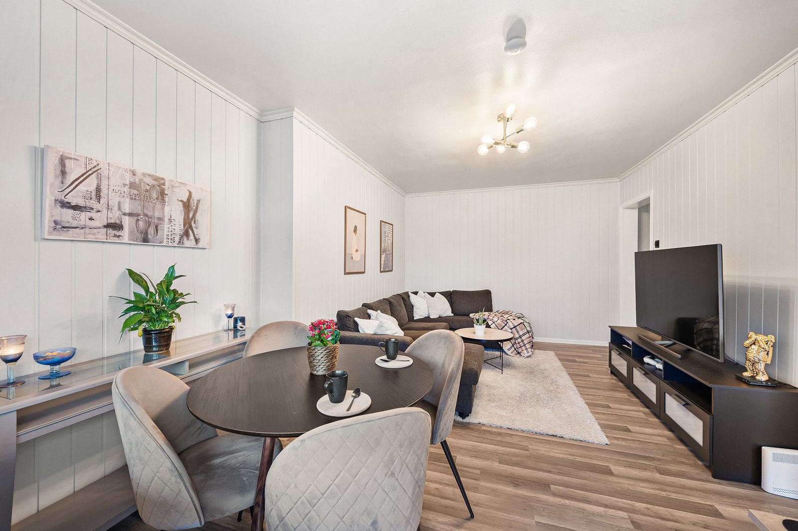 Gjennomgående laminatgulv Galleribilde