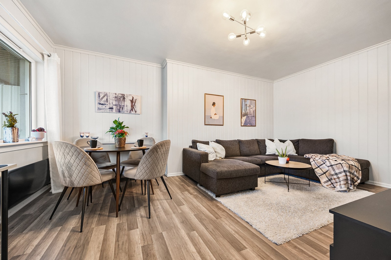 Lys og romslig stue med stort sofahjørne Galleribilde