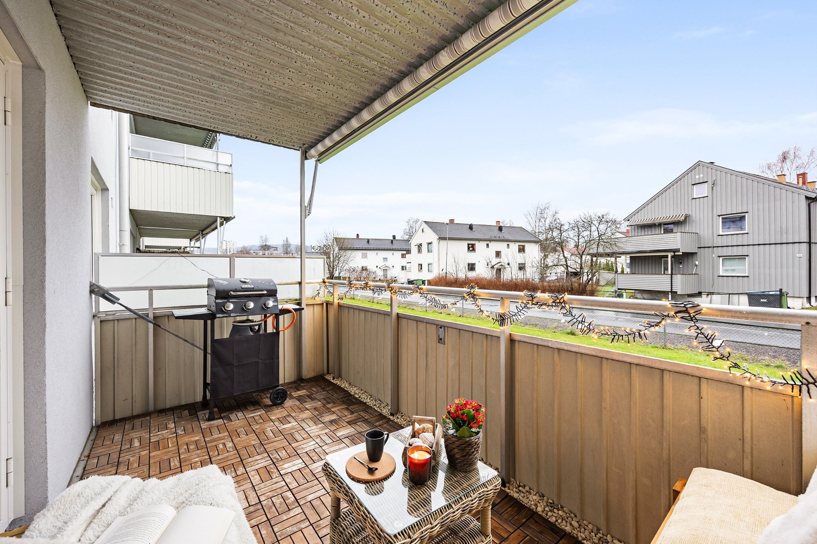 Fra leiligheten er det kun 0.3 km til nærmeste busstopp, 1,3 km til togstasjonen og 0.3 km til nærmeste dagligvarebutikk Galleribilde