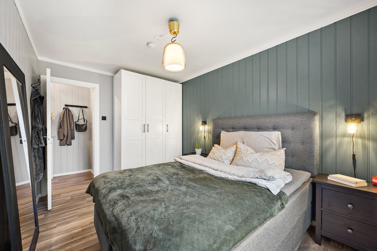 Soverommet har god plass til det man skulle trenge av soveromsmøblement Galleribilde