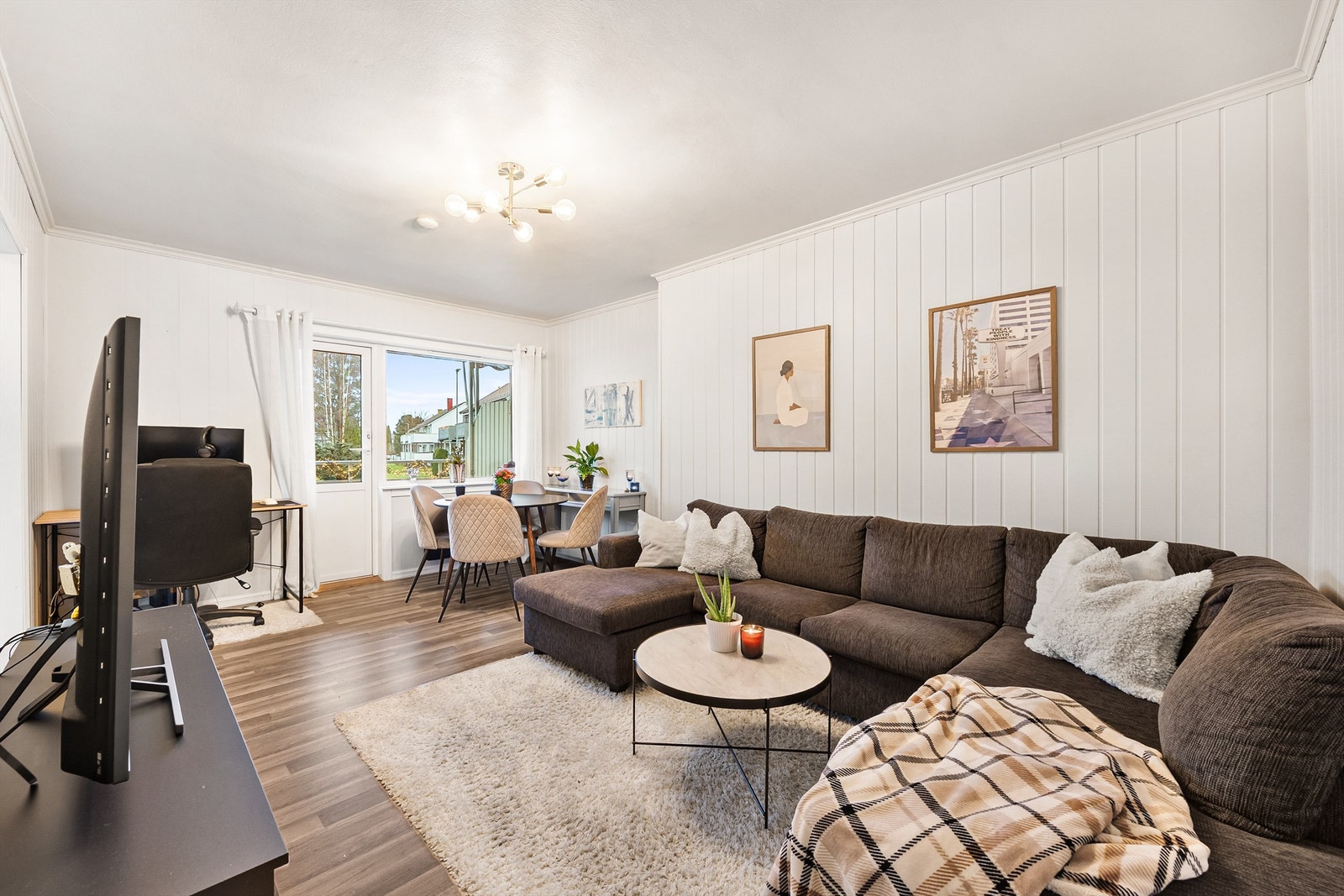 Utgang fra stuen til solrik balkong Galleribilde