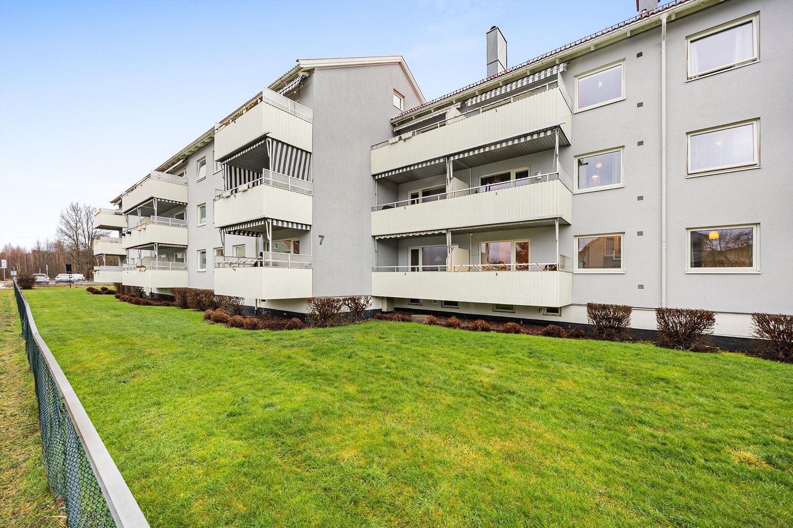 Høy første etasje med solrik balkong på ca 7 kvm Galleribilde