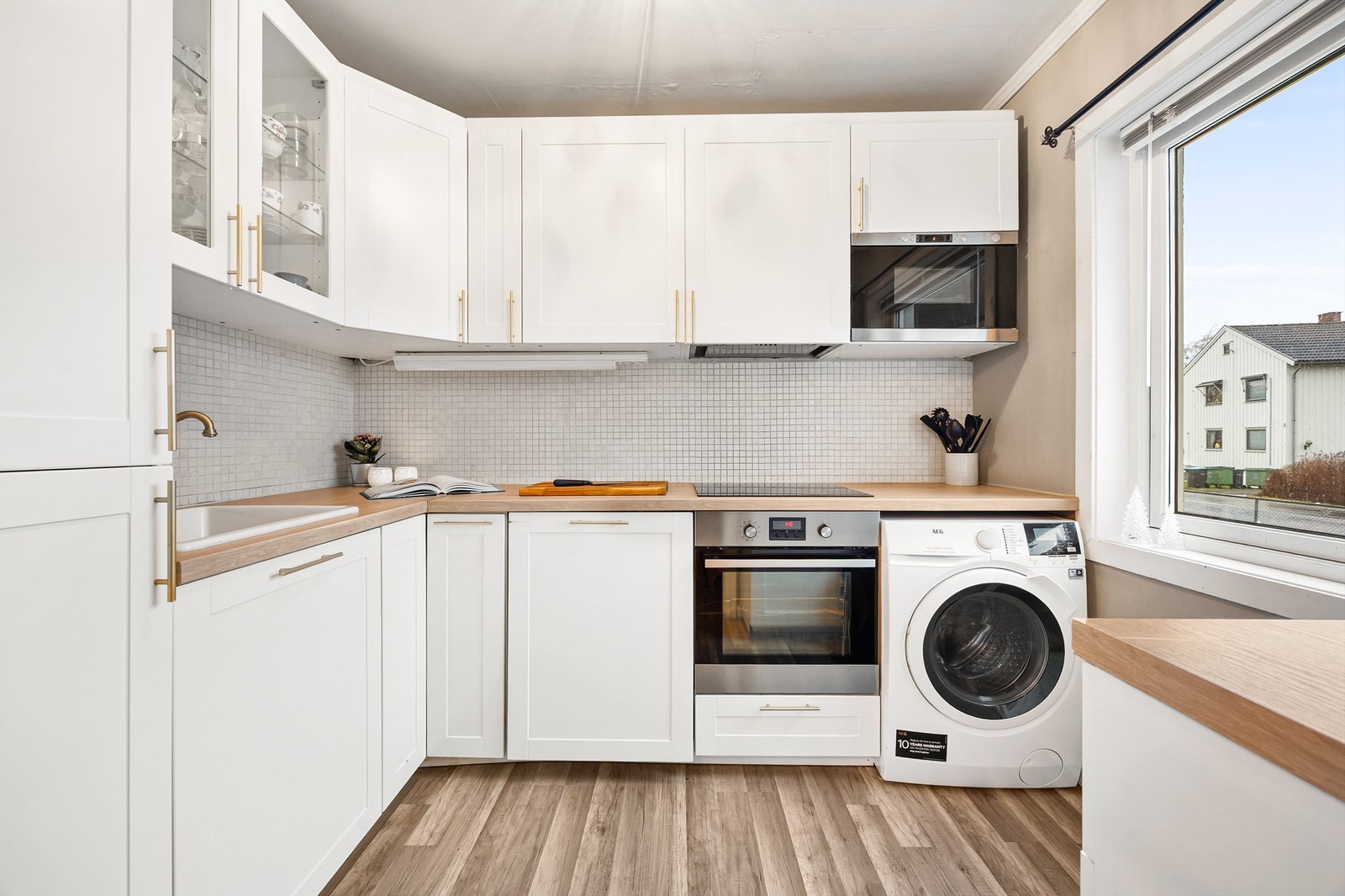 Induksjonstopp, stekeovn, oppvaskmaskin, mikrobølgeovn og kjøl/frys er integrert i innredningen. Opplegg for vaskemaskin. Galleribilde