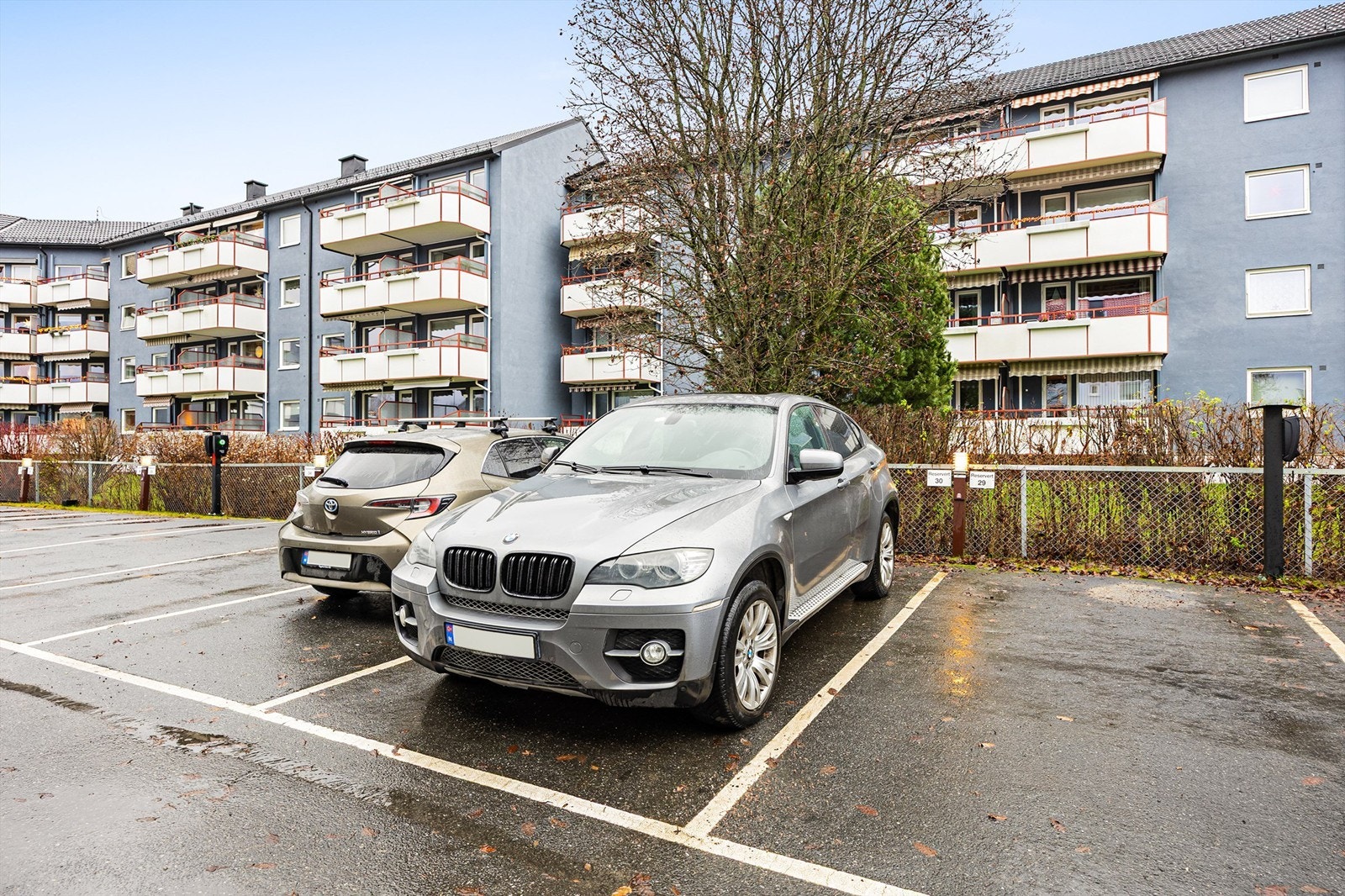 Parkeringsplass. Styret må kontaktes for å få parkeringsplass. Galleribilde