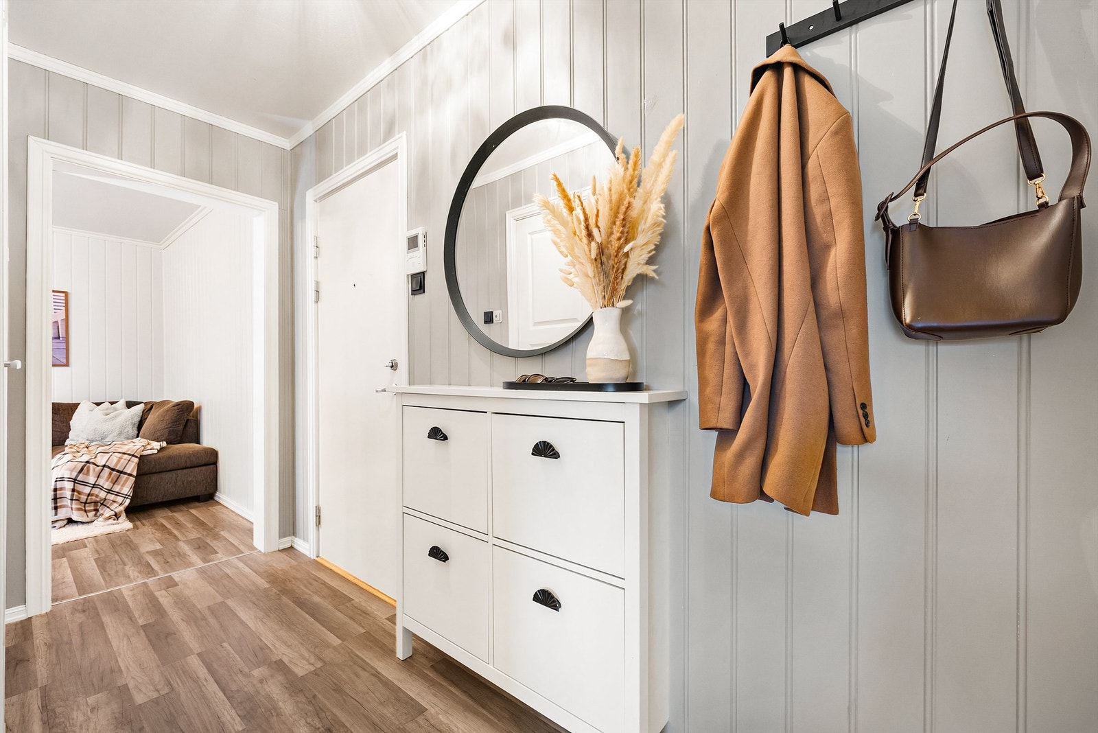 Hyggelig gang med plass til å henge fra seg yttertøy Galleribilde