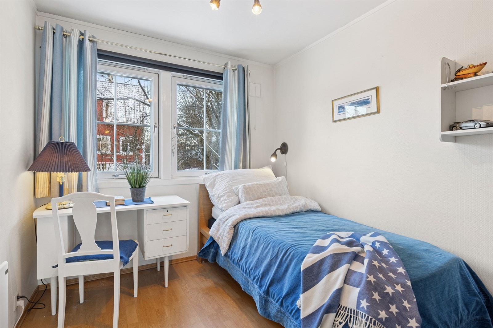 Soverom 2 av 3 i denne etasjen, godt med skapplass. Galleribilde