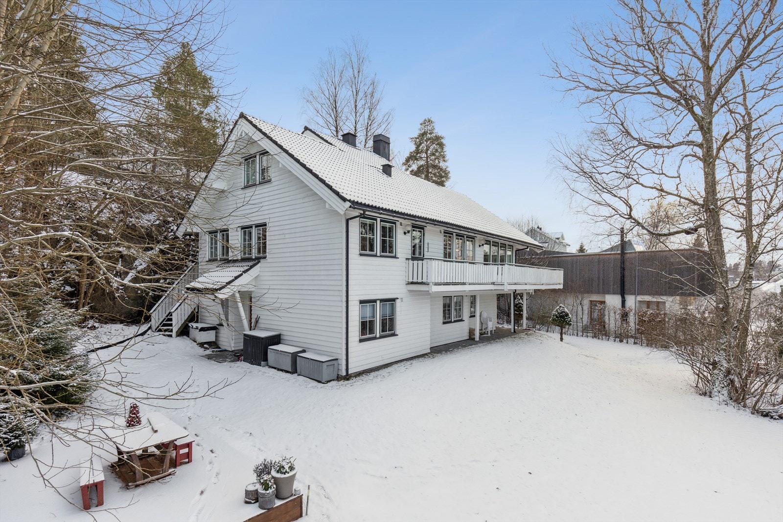 Trapp ned til egen adkomst til hybel. Stor, solfylt og usjenert hage. Galleribilde