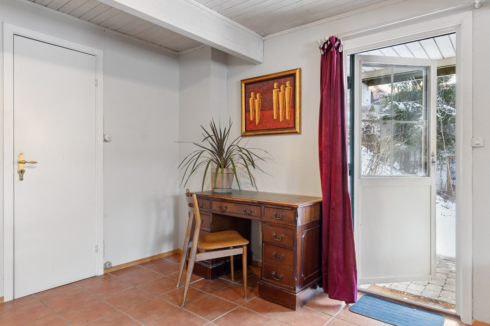 Utgang til markterrasse fra stue i underetasjen. Galleribilde