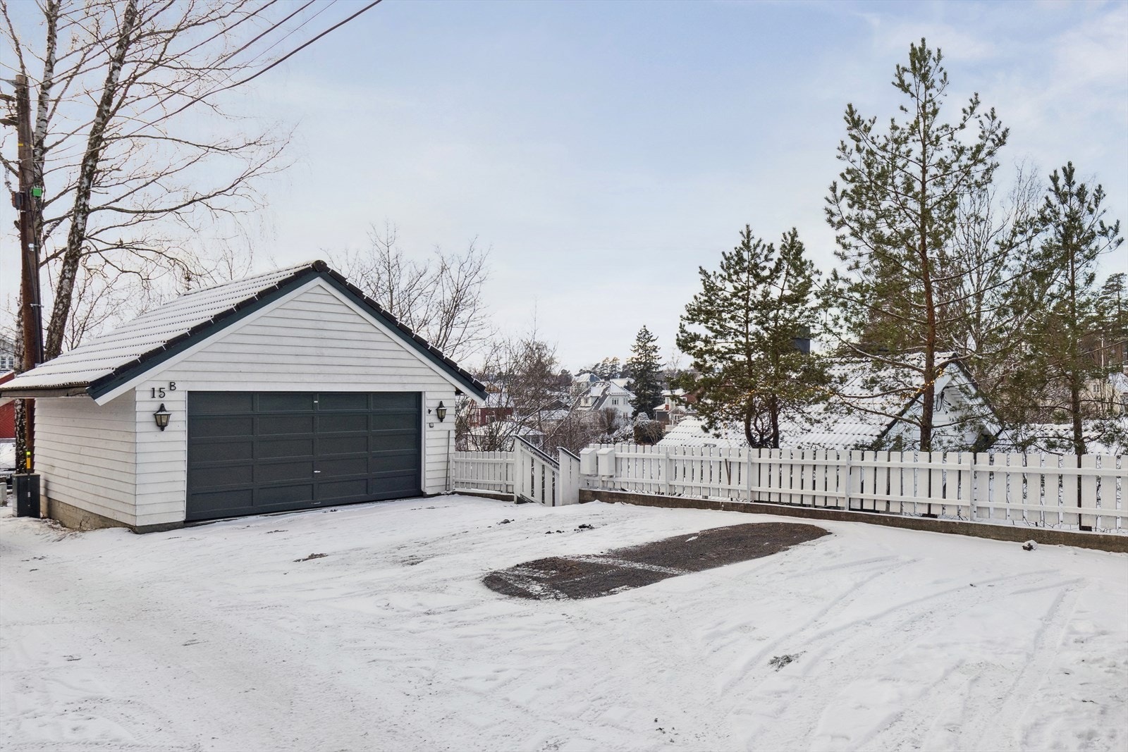 Garasje til to biler, stor gårdsplass med plass til 5-6 biler. Galleribilde