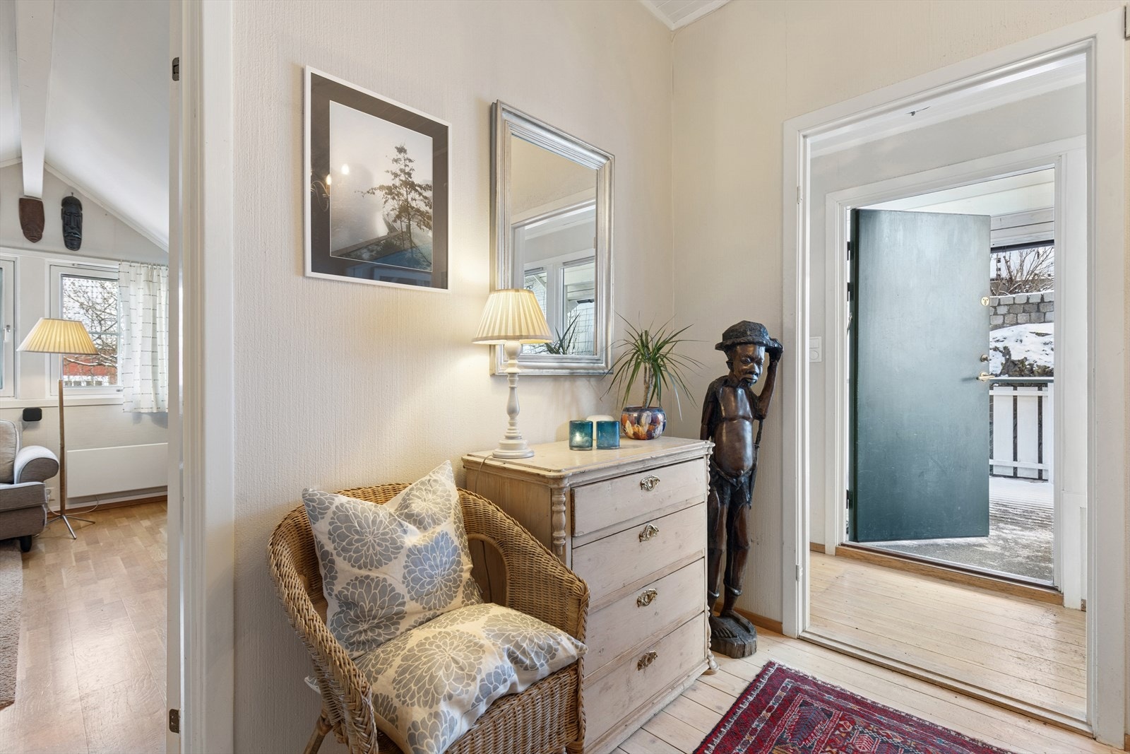 Hallen leder inn til stue (soverom). Galleribilde