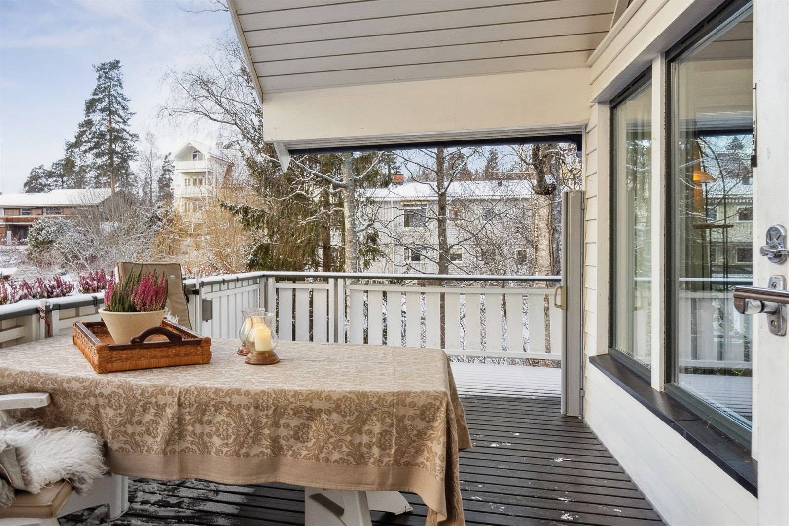 Lun veranda mot sydvest under overbygg med varmelampe som gir mange lange kvelder ute. Galleribilde