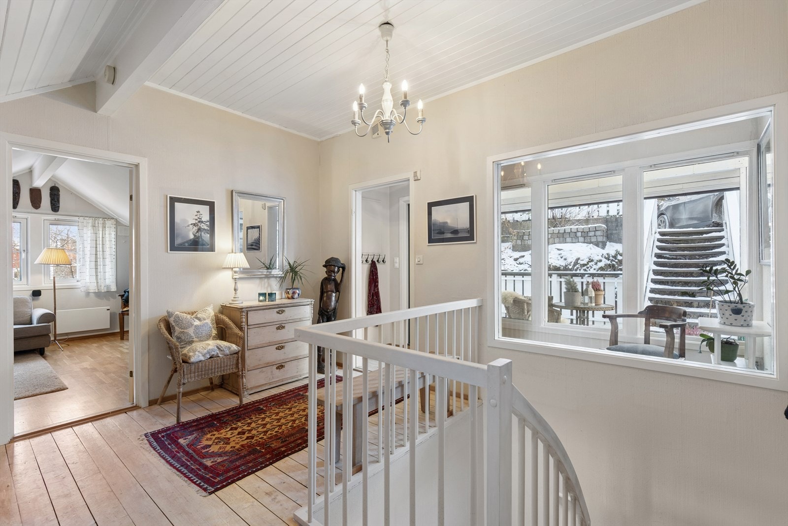 Stue, hall og bodplass på øverste plan. Galleribilde