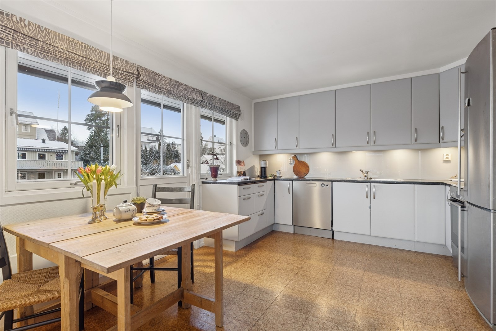 Godt med benk- og skapplass på kjøkkenet. Galleribilde